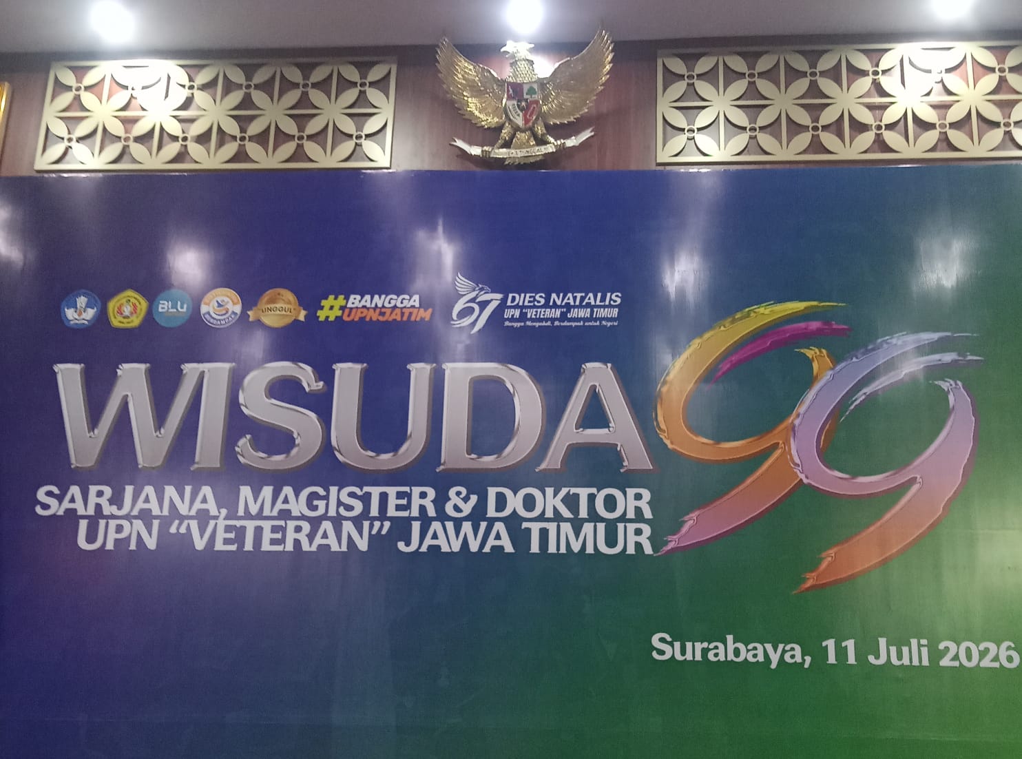 UPN Veteran Jawa Timur melaksanakan Wisuda Periode III Tahun Akademik 2025/2026 pada hari Sabtu, 11 Juli 2026. Acara diselenggarakan pada pukul 06.30 hingga 12.00 WIB, yang bertempat di Gedung Giri Loka, Kampus UPN Jatim, Surabaya, Jawa Timur 2026